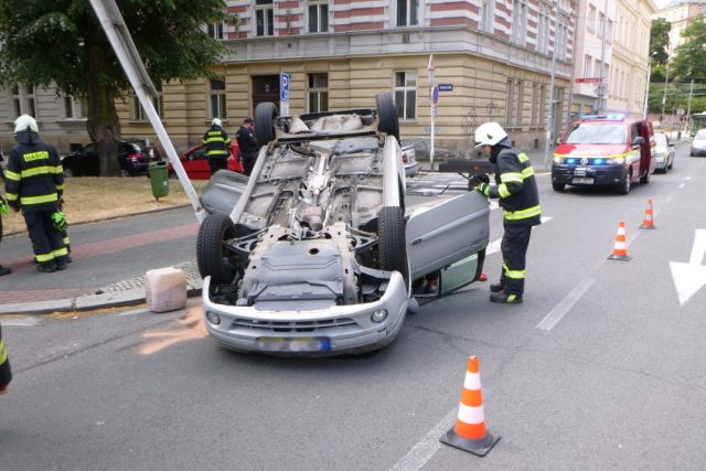 V centru Hradce Králové skončilo vozidlo na střeše | foto: HZS Královéhradeckého kraje