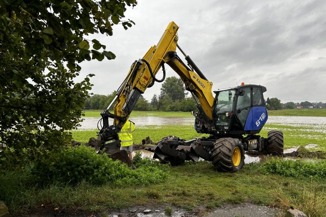 Potok Melounka se v Plotištích na okraji Hradce Králové už čtyřikrát za letošní léto vylil z břehů | foto: Adéla Kavříková,  Český rozhlas