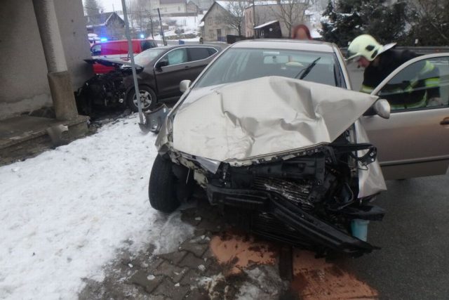 Dopravní nehoda dvou vozidel v Pěčíně na Rychnovsku | foto: HZS Královéhradeckého kraje