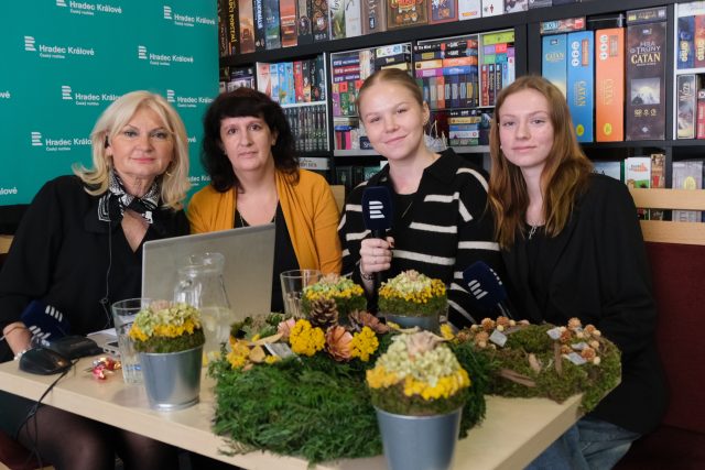 Lada Klokočníková,  Radka Jedličková a studentky Magdalena Fuchsová a Magdalena Prouzová v rozhlasové kavárně | foto: Milan Baják,  Český rozhlas