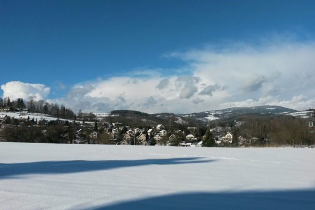 Všechny kopce kolem Jilemnice jsou zapadány sněhem,  i pověstný Kozinec | foto: Ondřej Macháček