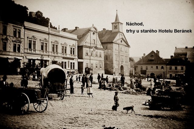 Náchod - trhy u starého Hotelu Beránek | foto: Archiv Muzea Náchodska