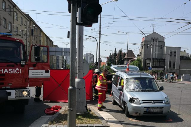 Tragická dopravní nehoda v Hradci Králové na křižovatce ulic Gočárova a Střelecká | foto: Policie ČR