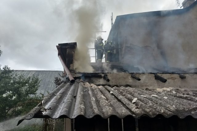 Pět jednotek hasičů zasahovalo ve čtvrtek dopoledne u požáru rodinného domu v Očelicích na Rychnovsku | foto: HZS Královéhradeckého kraje