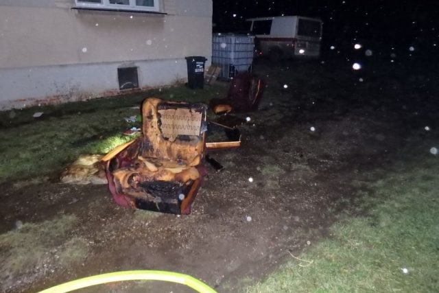 Při nočním požáru bytu v Ohnišťanech na Královéhradecku bohužel zemřela jedna osoba | foto: HZS Královéhradeckého kraje