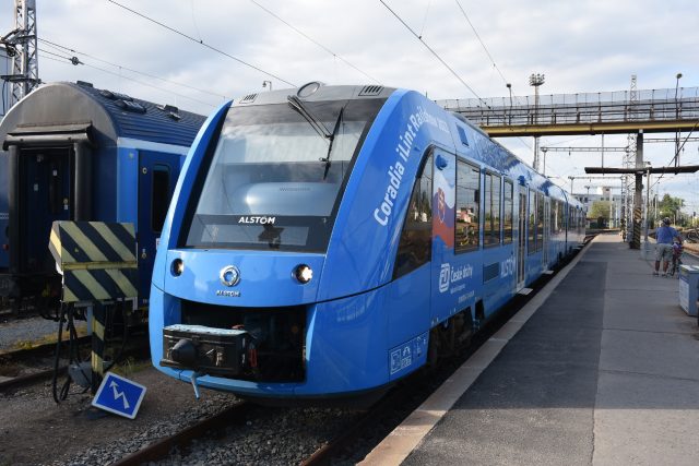 Na kolejích v Královéhradeckém kraji se představil první vlak na vodíkový pohon | foto: Krajský úřad Královéhradeckého kraje