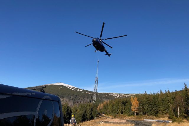 Vrtulník transportoval nové podpěry pro lanovku na vrchol naší nejvyšší hory | foto: Kateřina Kohoutová,  Český rozhlas