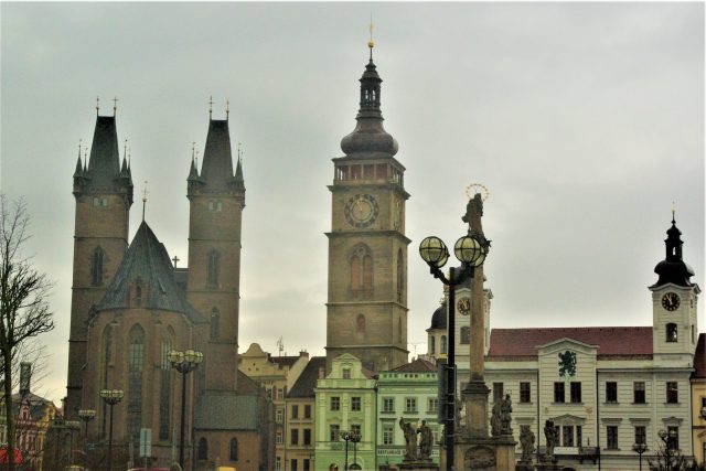 Katedrála svatého Ducha a Bílá věž na Velkém náměstí v Hradci Králové | foto: Vladislava Wildová,  Český rozhlas