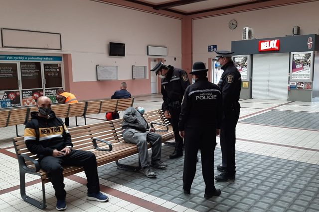 Městská policie kontroluje na nádraží nošení roušek  (ilustrační foto) | foto: Jan Markup,  Český rozhlas Plzeň