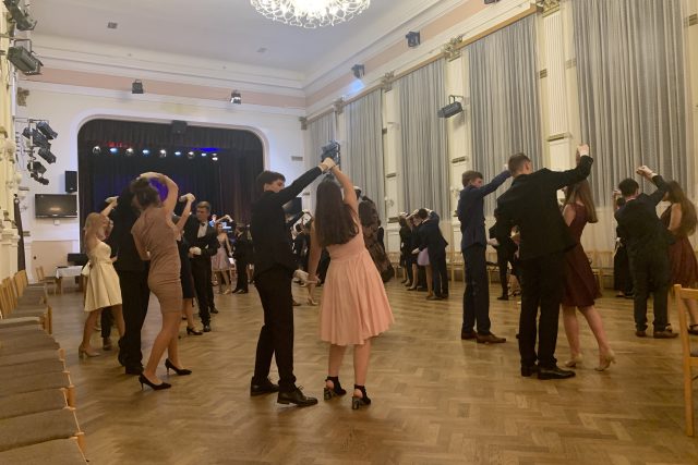 V Hradci Králové začaly taneční kurzy pro mládež. I těch se týkají některá hygienická opatření | foto: Eliška Horáková