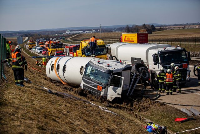 Nehoda cisterny komplikovala celý den provoz na dálnici D11 | foto: HZS Královéhradeckého kraje