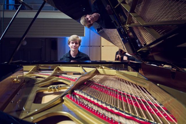 Matyáš Novák je úžasný muzikant z Hradce Králové,  na klavír začal hrát už v pěti letech | foto: archiv festivalu Za poklady Broumovska