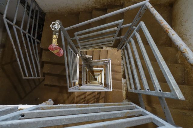 Schodiště ve tvrzi Hanička,  které si zahrálo ve filmu Otakara Vávry | foto: archiv pevnosti Hanička