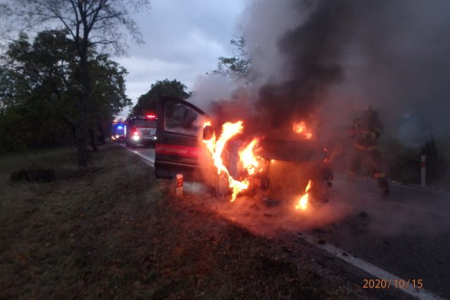 Tři jednotky hasičů byly zalarmovány kvůli požáru osobního automobilu u Rudníku na Trutnovsku | foto: HZS Královéhradeckého kraje
