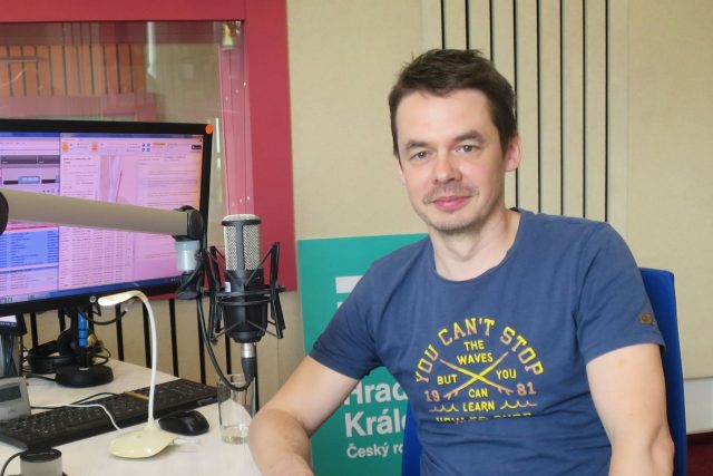 Petr Macháček ve studiu Českého rozhlasu Hradec Králové | foto: Milan Baják,  Český rozhlas