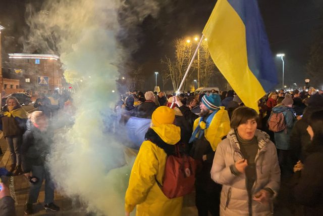 Řada lidí si na demonstraci v Mariupolu přinesla ukrajinské vlajky | foto: Martin Dorazín,  Český rozhlas