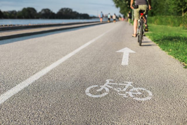 Pohyb chodců a cyklistů mezi Hertvíkovicemi a Mladými Buky na Trutnovsku by měl být bezpečnější  (ilustrační foto) | foto: Shutterstock