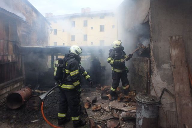 Čtyři hasičské jednotky likvidovaly požár kůlen v Úpici | foto: HZS Královéhradeckého kraje