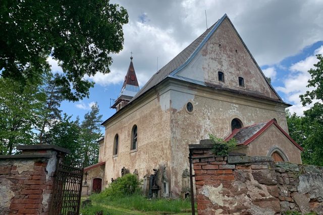 Zchátralý kostel ve Starém Rokytníku u Trutnova se snaží zachránit parta místních nadšenců | foto: Jana Házová,  Český rozhlas