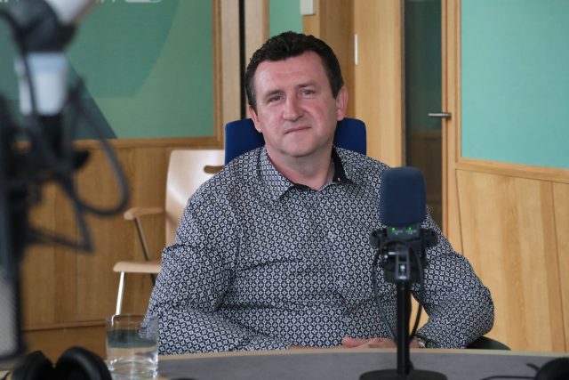 Karel Žižka ve studiu Českého rozhlasu Hradec Králové | foto: Milan Baják,  Český rozhlas