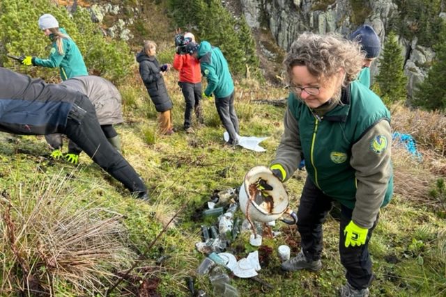 Mezi odpadem se našlo i několik historických cenností | foto: Kateřina Kohoutová,  Český rozhlas