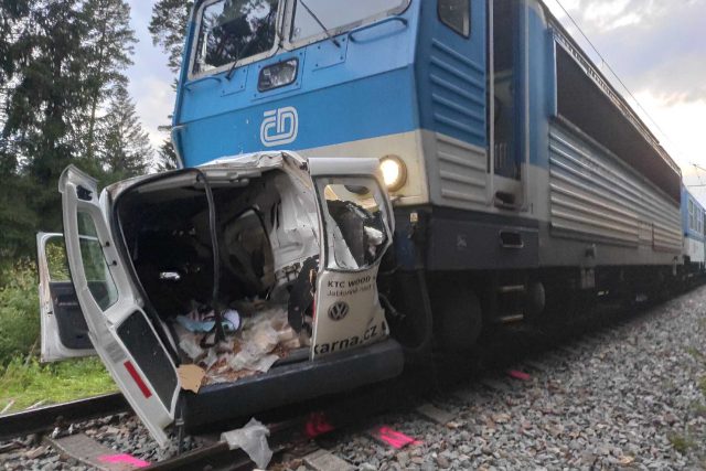 U Borohrádku na Rychnovsku se srazil vlak s osobním automobilem | foto: Drážní inspekce