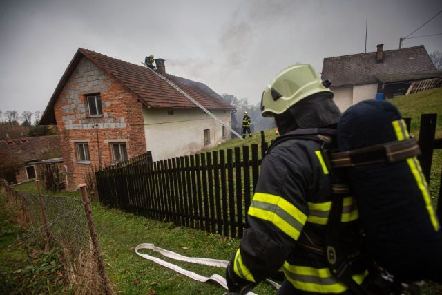 Požár sazí v komíně domu v Zákraví na Rychnovsku | foto: HZS Královéhradeckého kraje