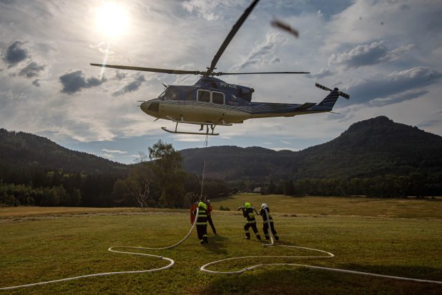 U Božanova na Broumovsku zasahovalo u lesního požáru devět jednotek českých a polských hasičů,  pomohl i vrtulník | foto: HZS KHK/Michal Fanta
