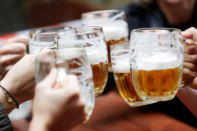 První pivo na zahrádkách po uvolnění opatření v době koronaviru. Pivo,  sklenice piva,  sklenice s pivem,  půllitr piva  (ilustrační foto) | foto: David W. Černý,  Reuters