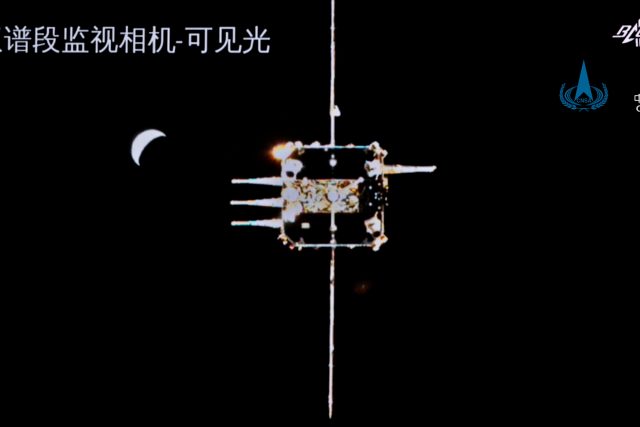 Modul čínské sondy Čchang-e 5,  který ve čtvrtek vzlétl z povrchu Měsíce,  aby dopravil vzorky tamních hornin na Zemi,  se v neděli úspěšně propojil s částí vyčkávající na měsíční orbitě | foto: CNSA,  Reuters