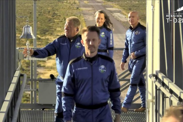 Na palubě kosmické lodi New Shepard společnosti Blue Origin zakladatele Amazonu Jeffa Bezose se do vesmíru podíval herec William Shatner,  který hrál kapitána Kirka  (úplně vlevo) | foto: Blue Origin,  Reuters