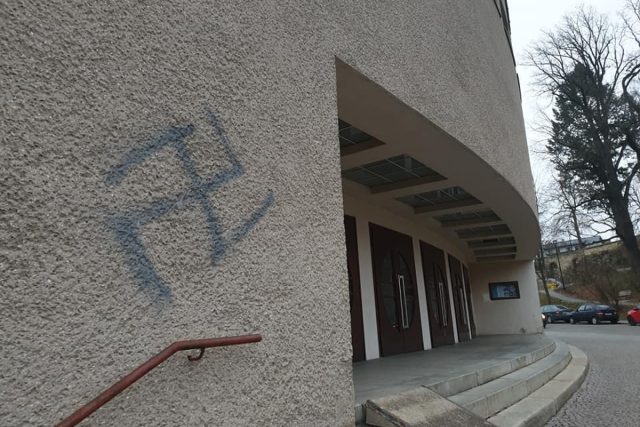 Národní kulturní památku v Ústí nad Orlicí pomaloval vandal svastikou. Případem se zabývá policie | foto: Martin Netolický