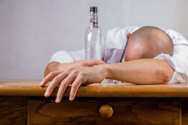 Unavený konzument tvrdého čirého alkoholu  (ilustrační snímek) | foto: Michal Jarmoluk,  Pixabay,  CC0 1.0