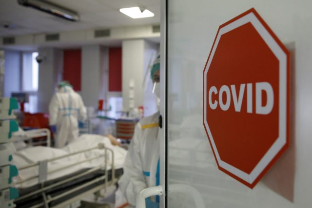 Podle krajských hygieniků denní počty nově pozitivně testovaných osob na koronavirus pomalu klesají  (ilustrační foto) | foto: Reuters