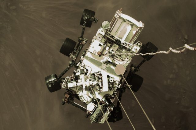 Vozítko Perseverance těsně před prvním dotekem povrchu planety Mars | foto: NASA/JPL-Caltech