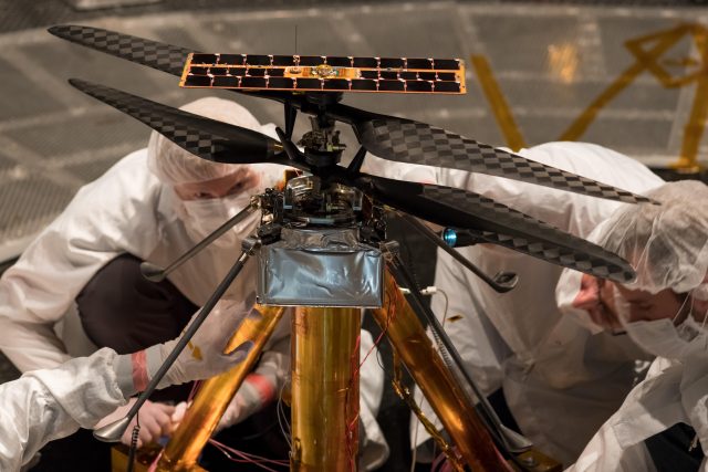 Malá výzkumná helikoptéra americké vesmírné agentury NASA jménem Ingenuity | foto: NASA/JPL-Caltech