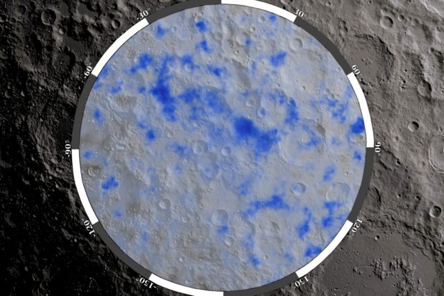Oblasti jižního pólu Měsíce s možnými ložisky vodního ledu,  znázorněné modře. Mapa vychází z dat pořízených sondou NASA Lunar Reconnaissance Orbiter | foto: NASA