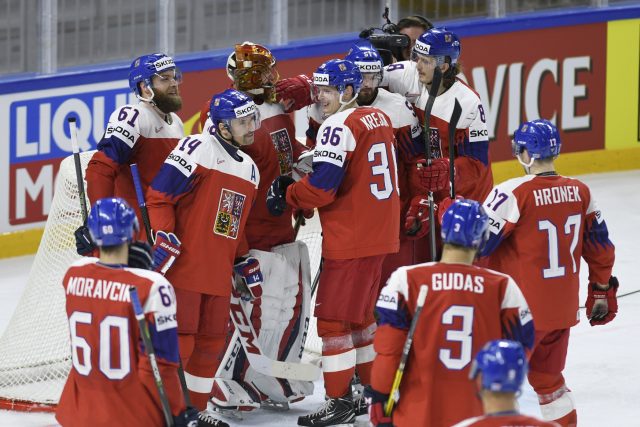 Čeští hokejisté se po výhře nad Francií radovali kolem brány Davida Ritticha | foto: ČTK