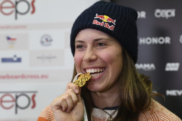 Eva Samková po příletu z Park City se zlatou medailí | foto: Michal Krumphanzl,  ČTK
