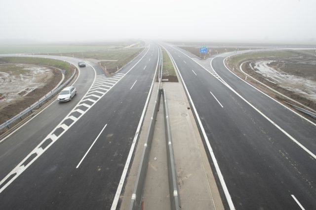 Ředitelství silnic a dálnic ve středu otevřelo úsek dálnice D35 mezi Opatovicemi nad Labem a Časy na Pardubicku | foto: Josef Vostárek,  ČTK