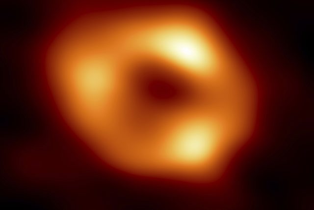 Astronomové zveřejnili první snímek obří černé díry Sagittarius A*,  která se nachází v centru galaxie Mléčná dráha | foto: ČTK