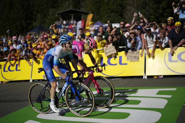 Závěr desáté etapy Tour de France,  vítězství před Nickem Schultzem nakonec urval Magnus Cord Nielsen | foto: Thibault Camus,  ČTK / AP