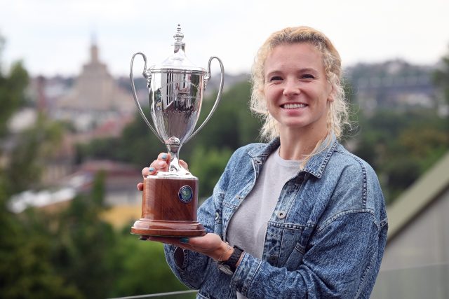 Kateřina Siniaková s trofejí pro vítězku čtyřhry ve Wimbledonu | foto: Michaela Říhová,  Profimedia