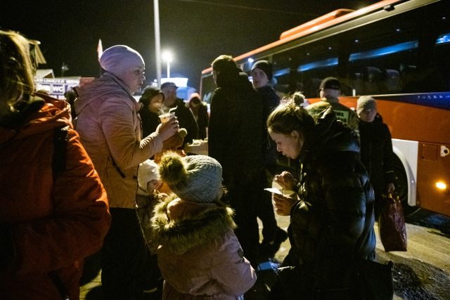 Za hranicí se uprchlíci mohou najíst a autobusy jsou sváženi do dalšího uprchlického místa | foto: René Volfík,  iROZHLAS.cz