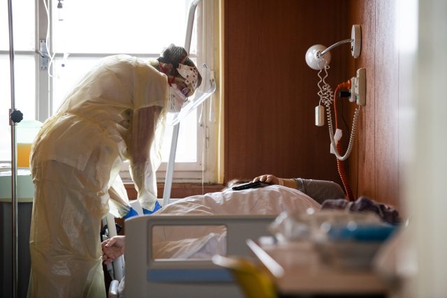 V nemocnicích v Královéhradeckém aktuálně leží s onemocněním covid-19 zhruba 280 pacientů  (ilustrační foto) | foto: René Volfík,  iROZHLAS.cz