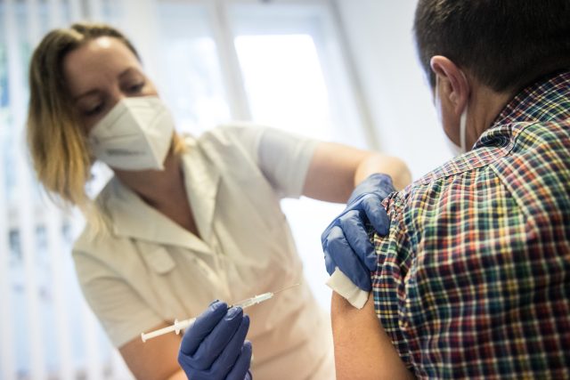 Část praktiků v Královéhradeckém kraji začala nově očkovat proti koronaviru vakcínou firmy Pfizer  (ilustrační foto) | foto: René Volfík,  iROZHLAS.cz