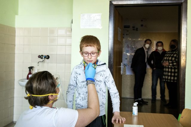 Testování žáků na covid-19,  testy Lepu Medical | foto: Michaela Danelová,  iROZHLAS.cz