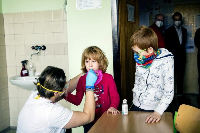 Žáci se vrátili do škol a mají za sebou první test na covid-19  (ilustrační foto) | foto: Michaela Danelová,  iROZHLAS.cz