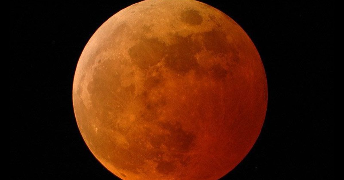 Co znamená když je červený Měsíc?