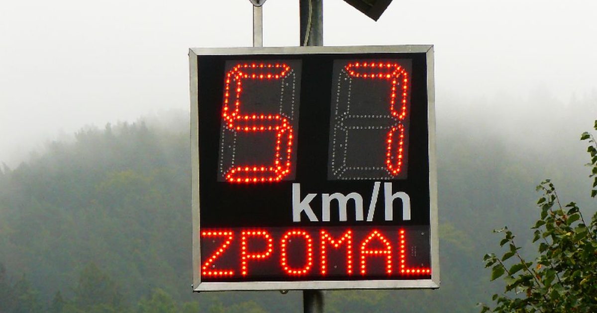La ville de Chlumec nad Cidlinou a acquis un nouveau radar pour mesurer la vitesse.  Qu’est-ce qui attend le conducteur maintenant ?
